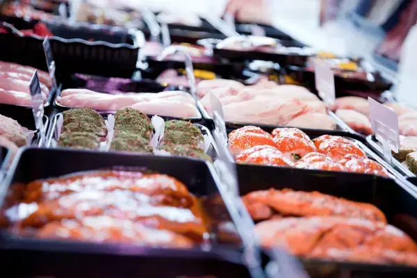 Interior do Comércio Geral com produtos em exposição