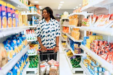 Mulher a fazer compras num supermercado em Lagos, Nigéria