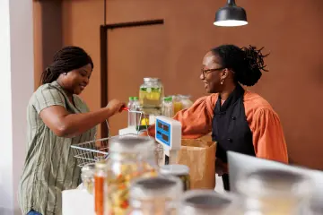 Clientes e vendedores numa loja de conveniência em Nairobi, Quénia