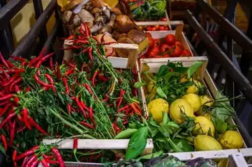 Mercearia e produtos frescos nas prateleiras